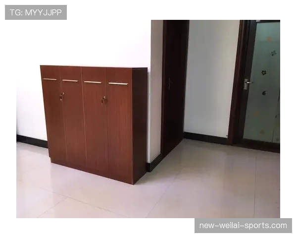 刷到练俊杰家里的镜头，鞋柜堆成精品店，我钱包瞬间失业